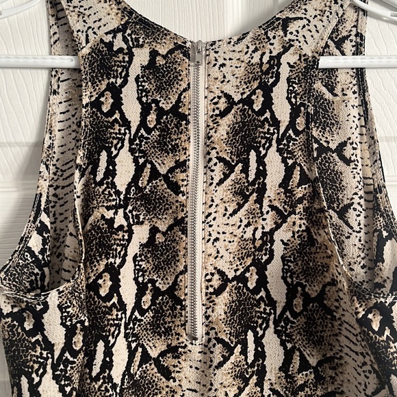 Women’s snakeskin print sleeveless blouse - Picture 4 of 7